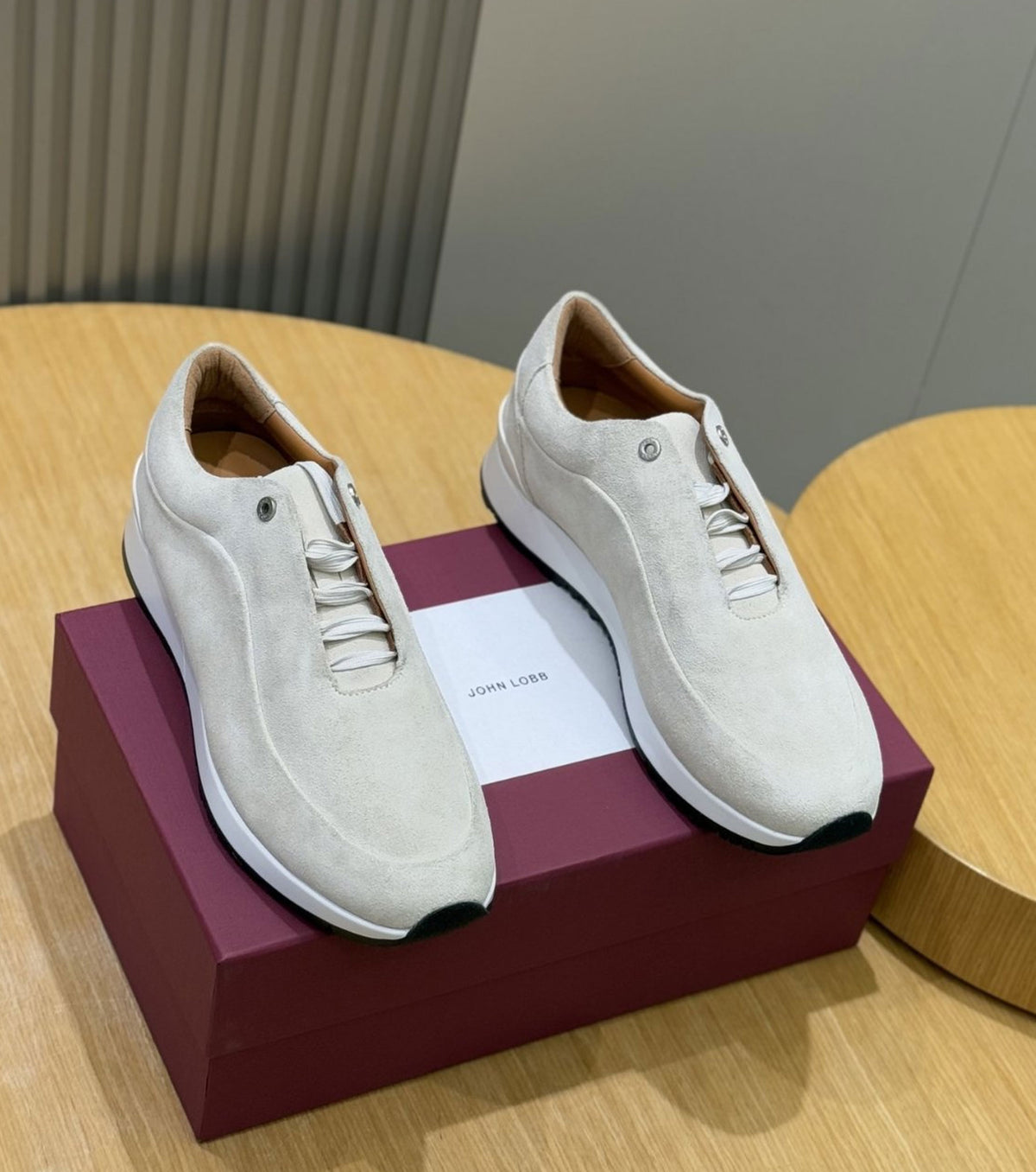 Велурени маратонки