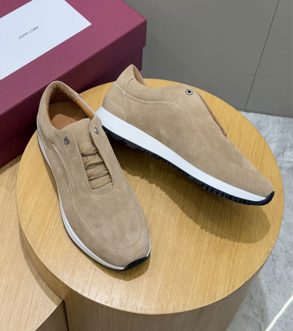 Велурени маратонки