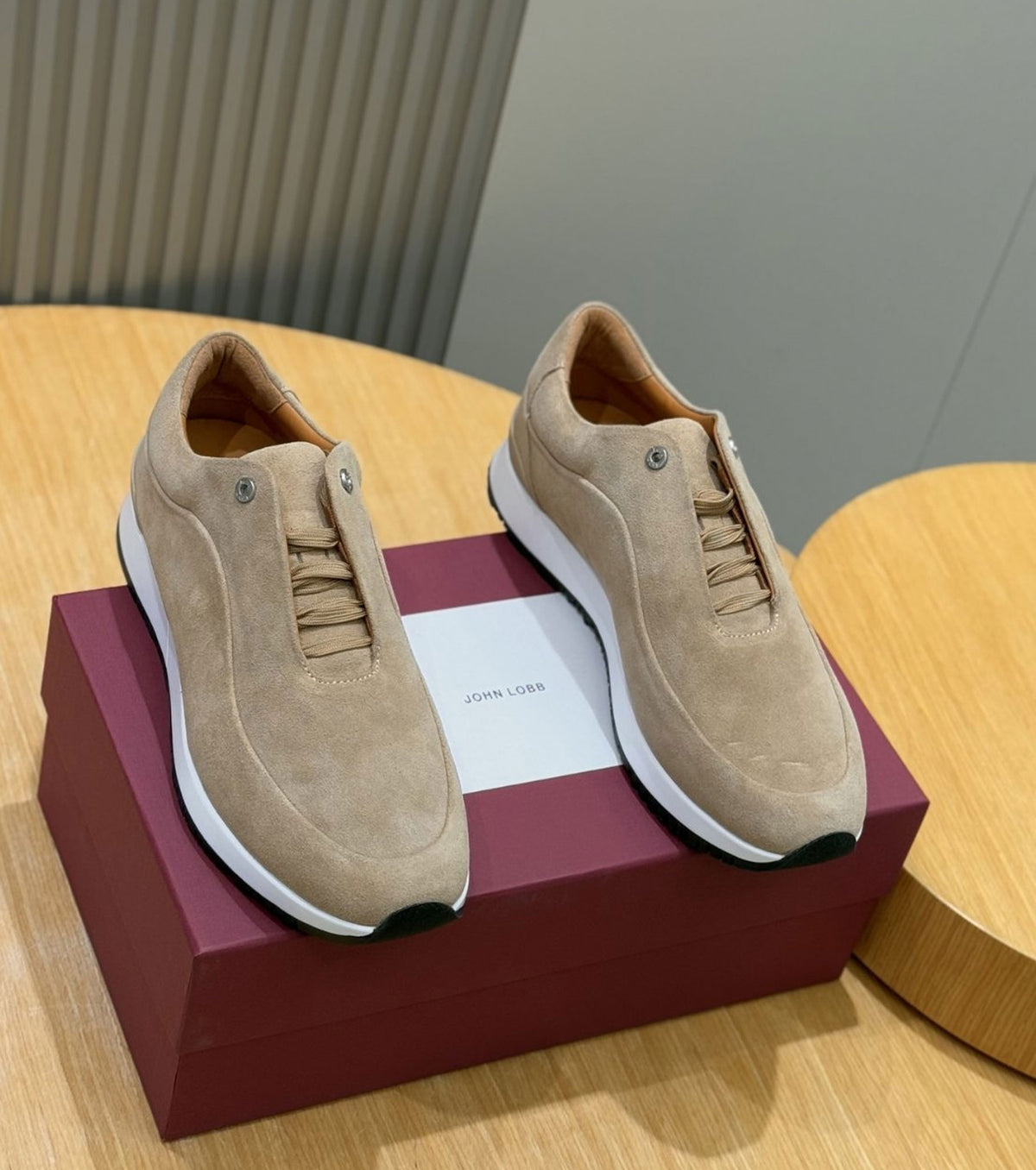 Велурени маратонки