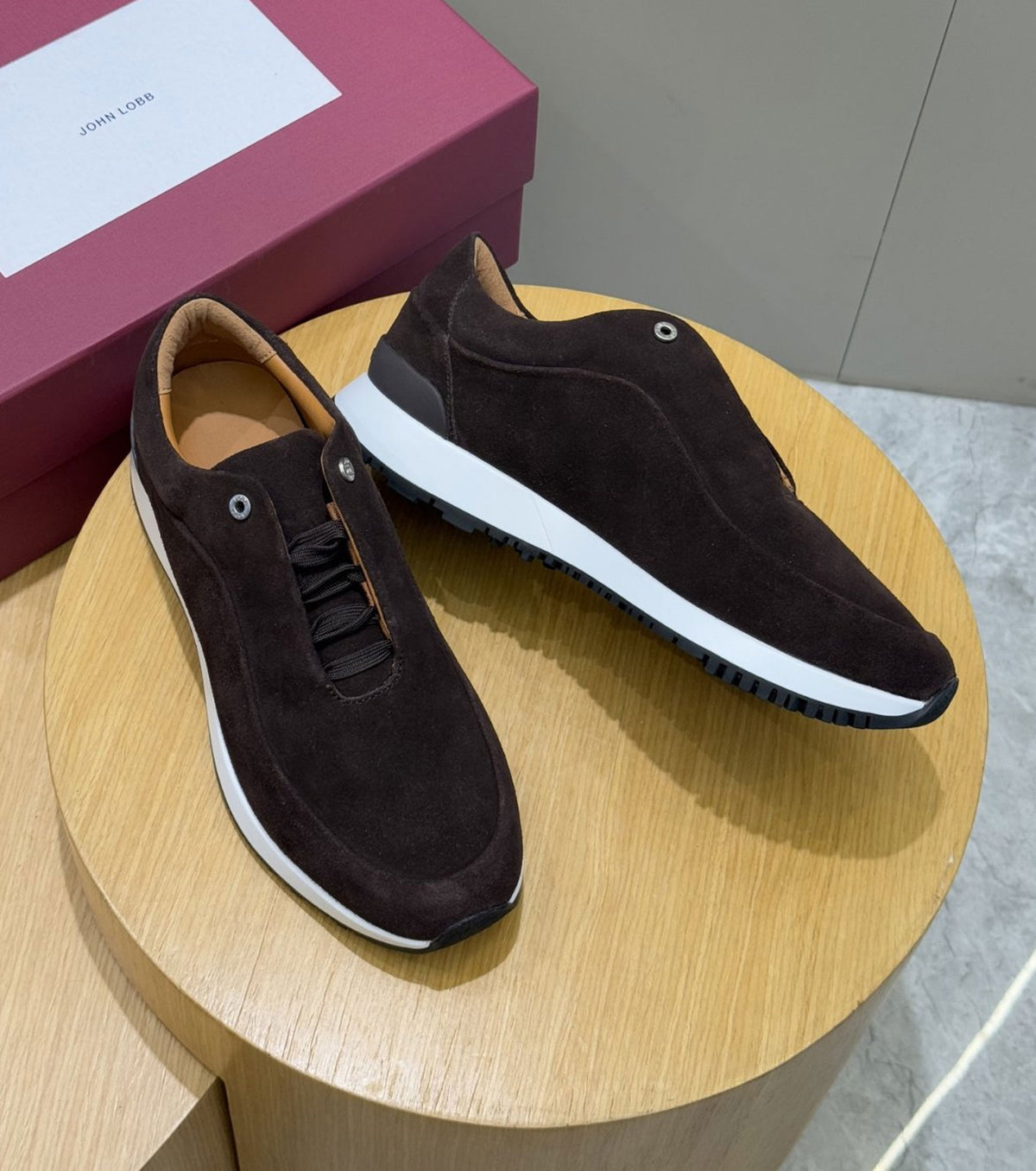 Велурени маратонки