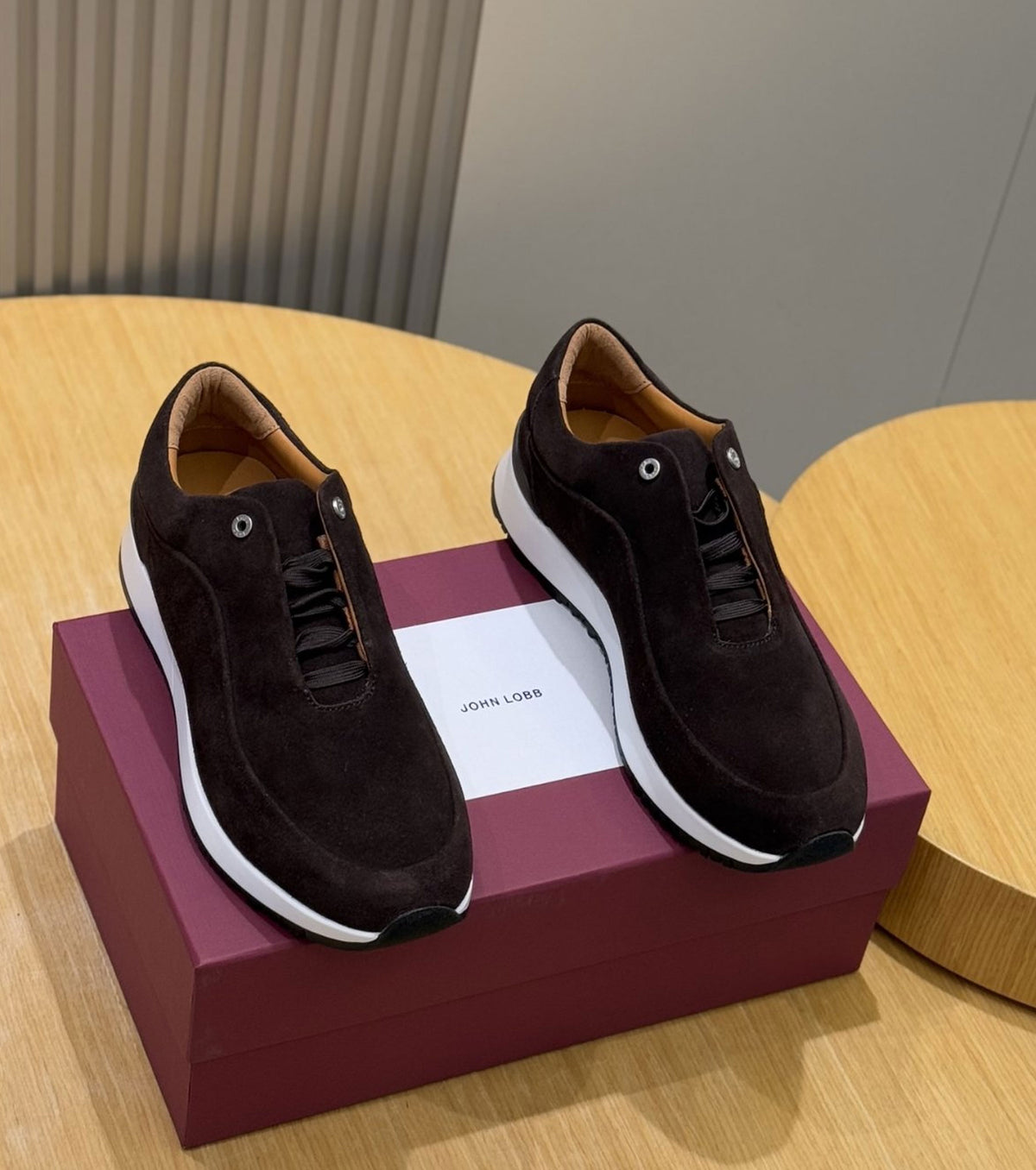 Велурени маратонки