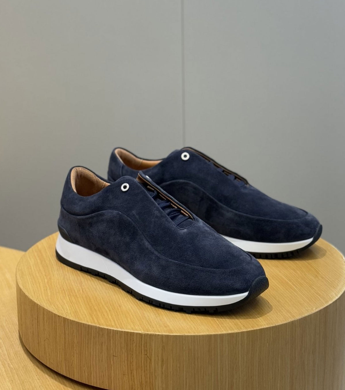 Велурени маратонки