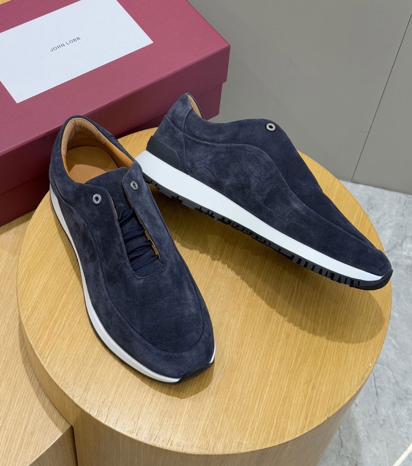 Велурени маратонки