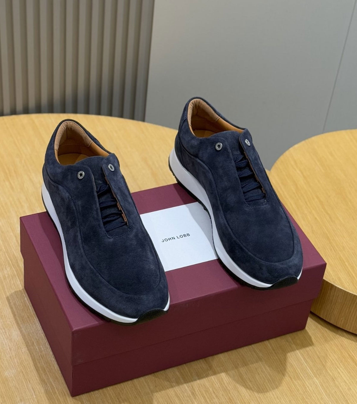 Велурени маратонки