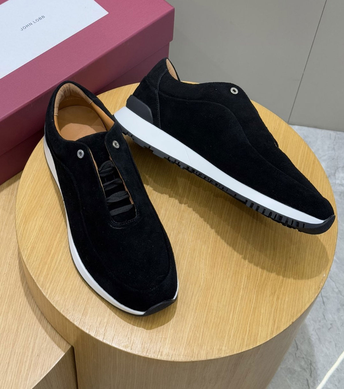 Велурени маратонки