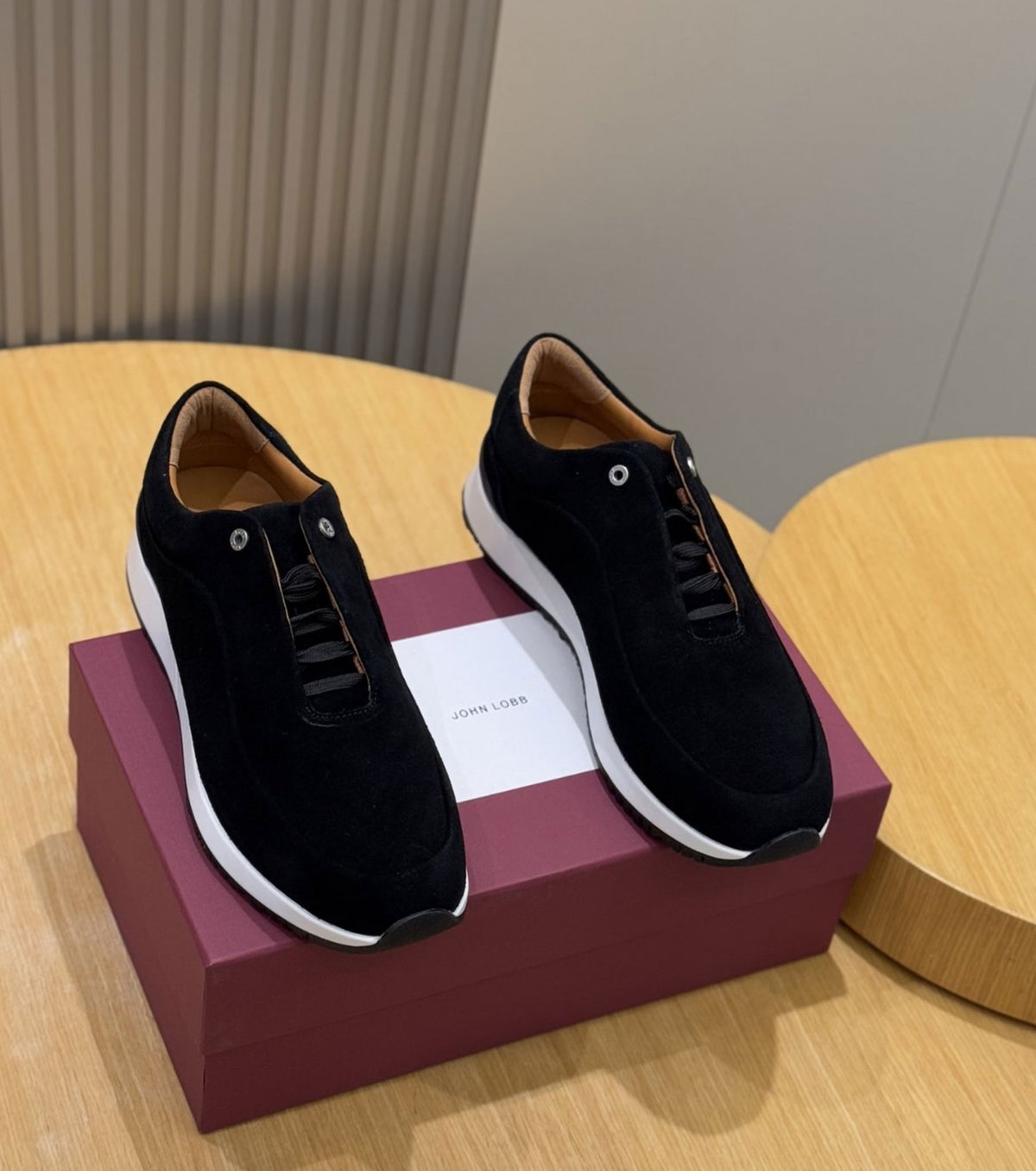 Велурени маратонки