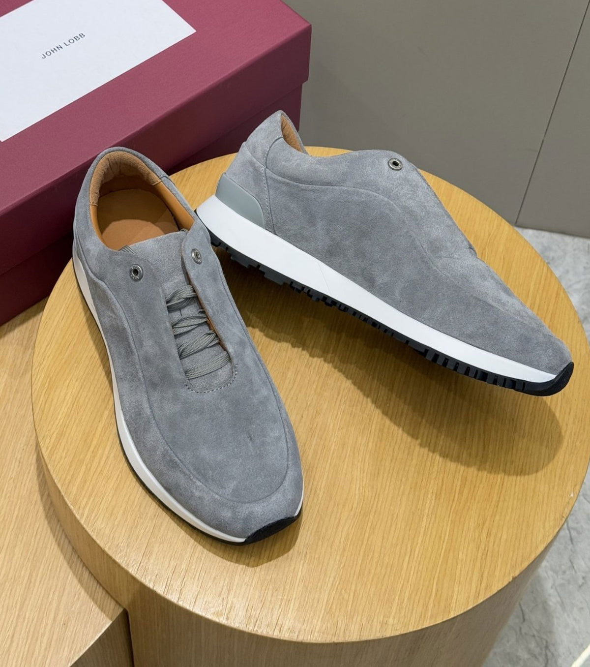 Велурени маратонки