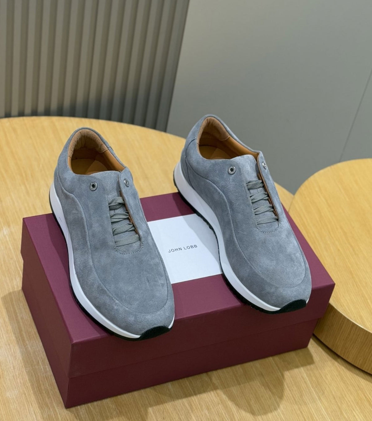 Велурени маратонки