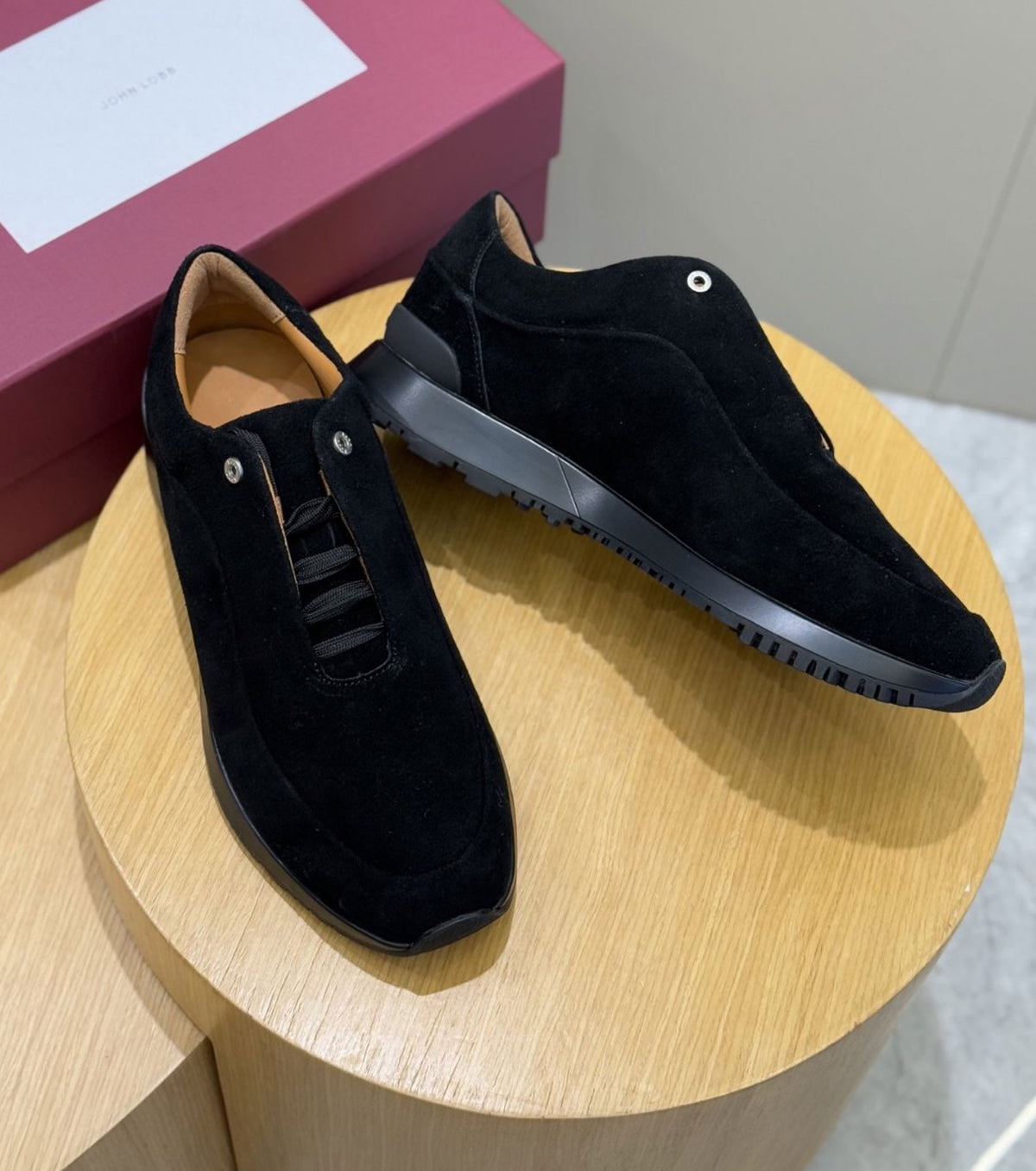 Велурени маратонки