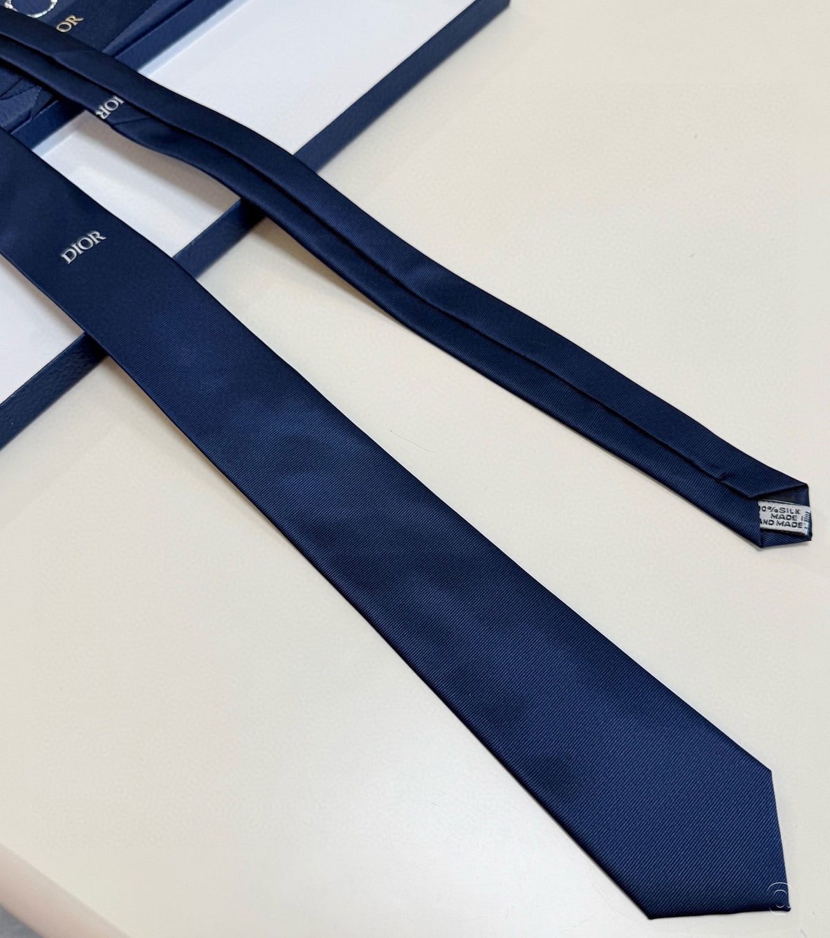 Бродирана вратовръзка