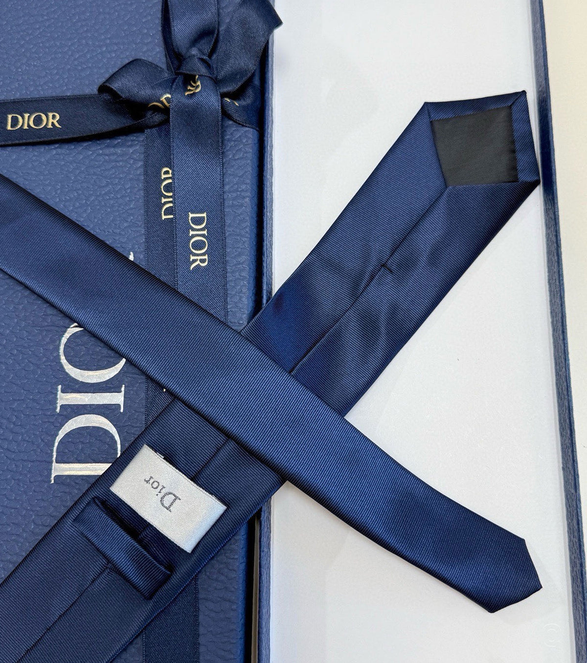 Бродирана вратовръзка