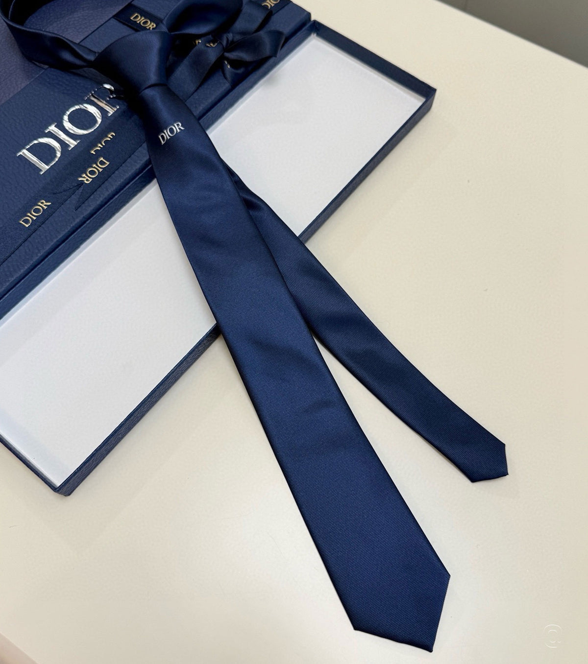 Бродирана вратовръзка