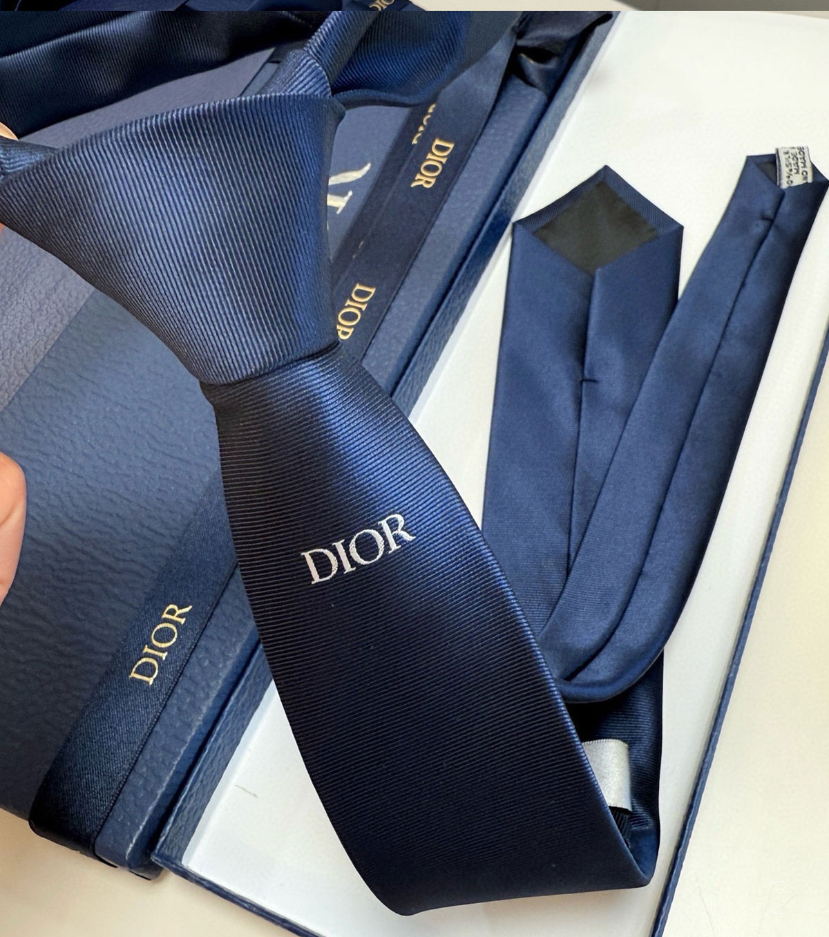 Бродирана вратовръзка