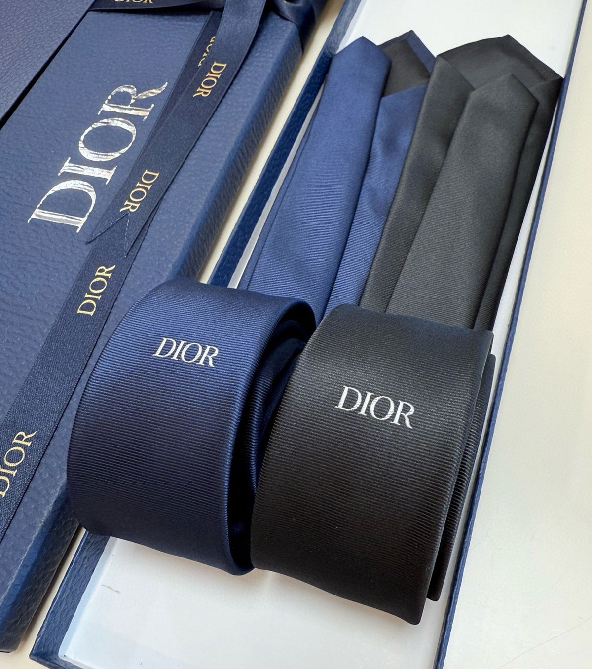 Бродирана вратовръзка