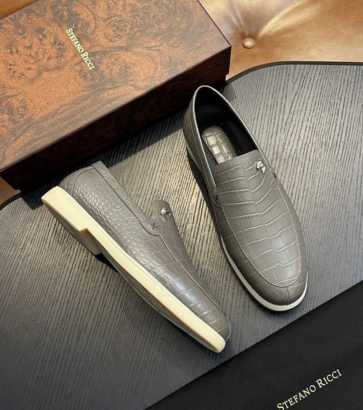 Кожени мокасини