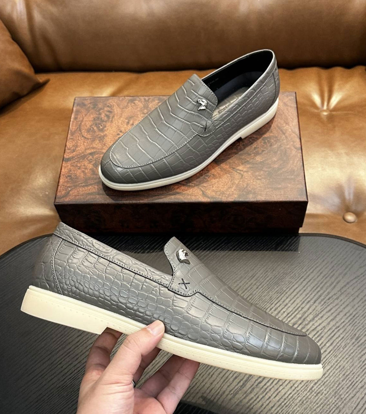 Кожени мокасини