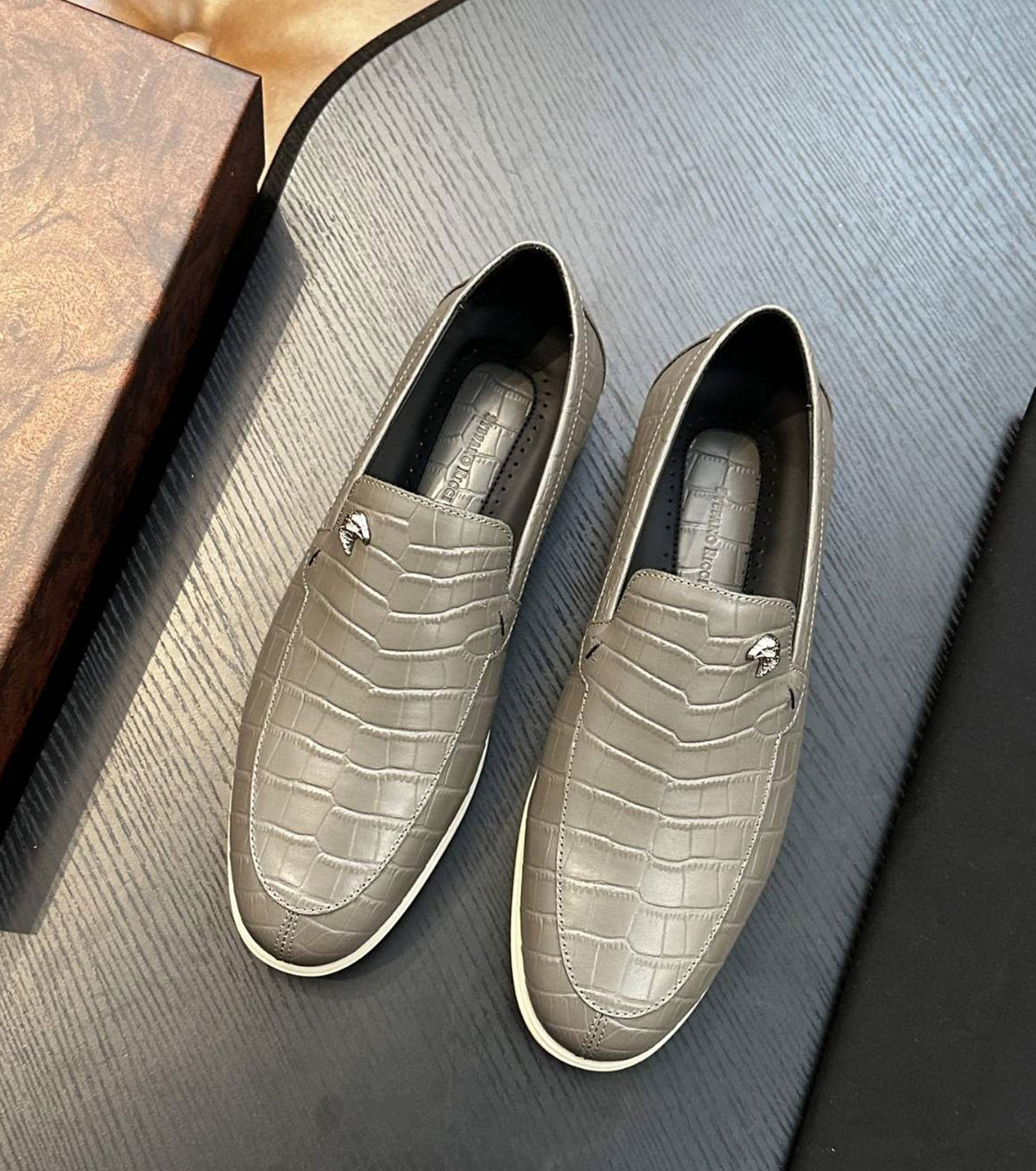 Кожени мокасини