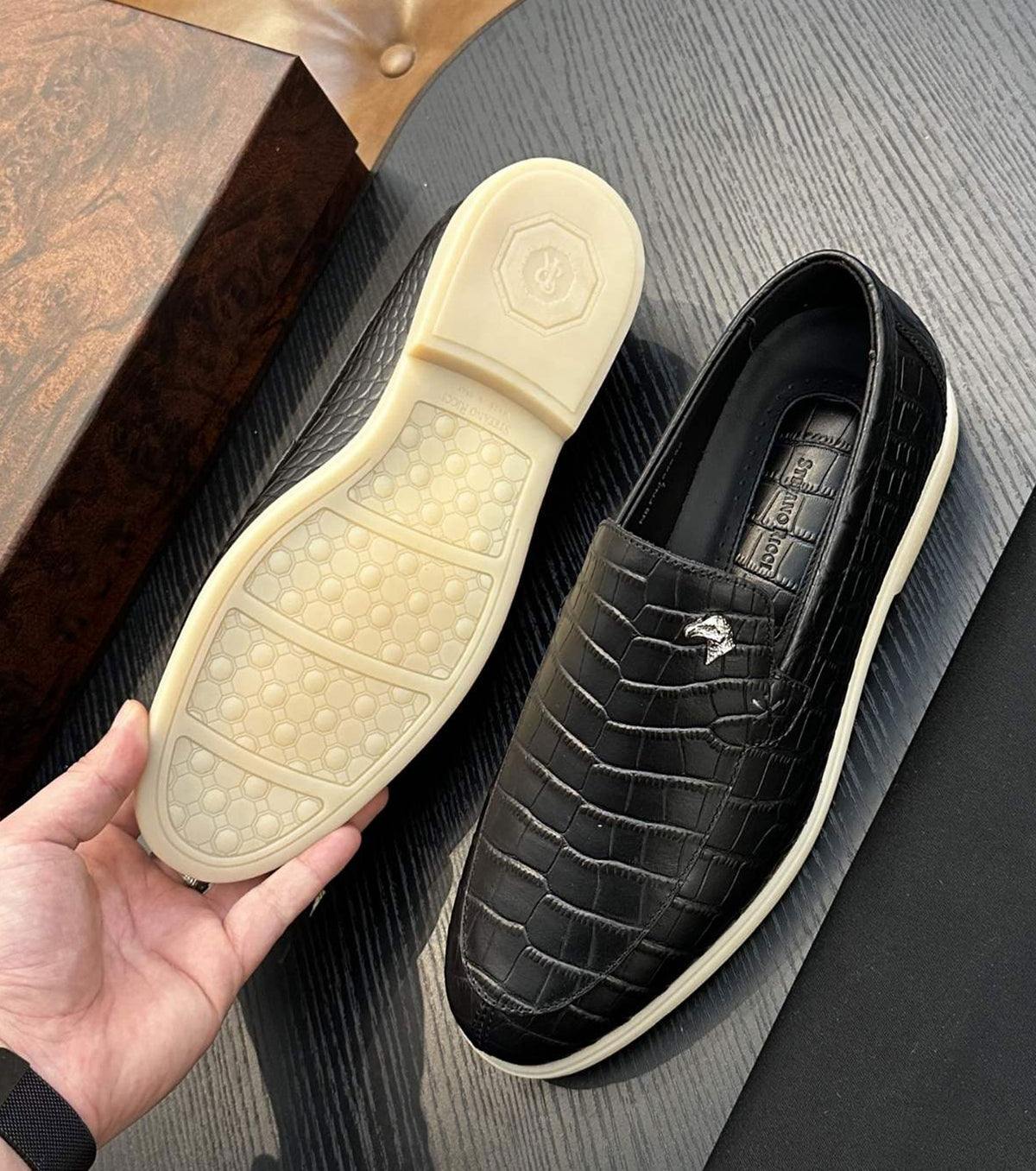 Кожени мокасини