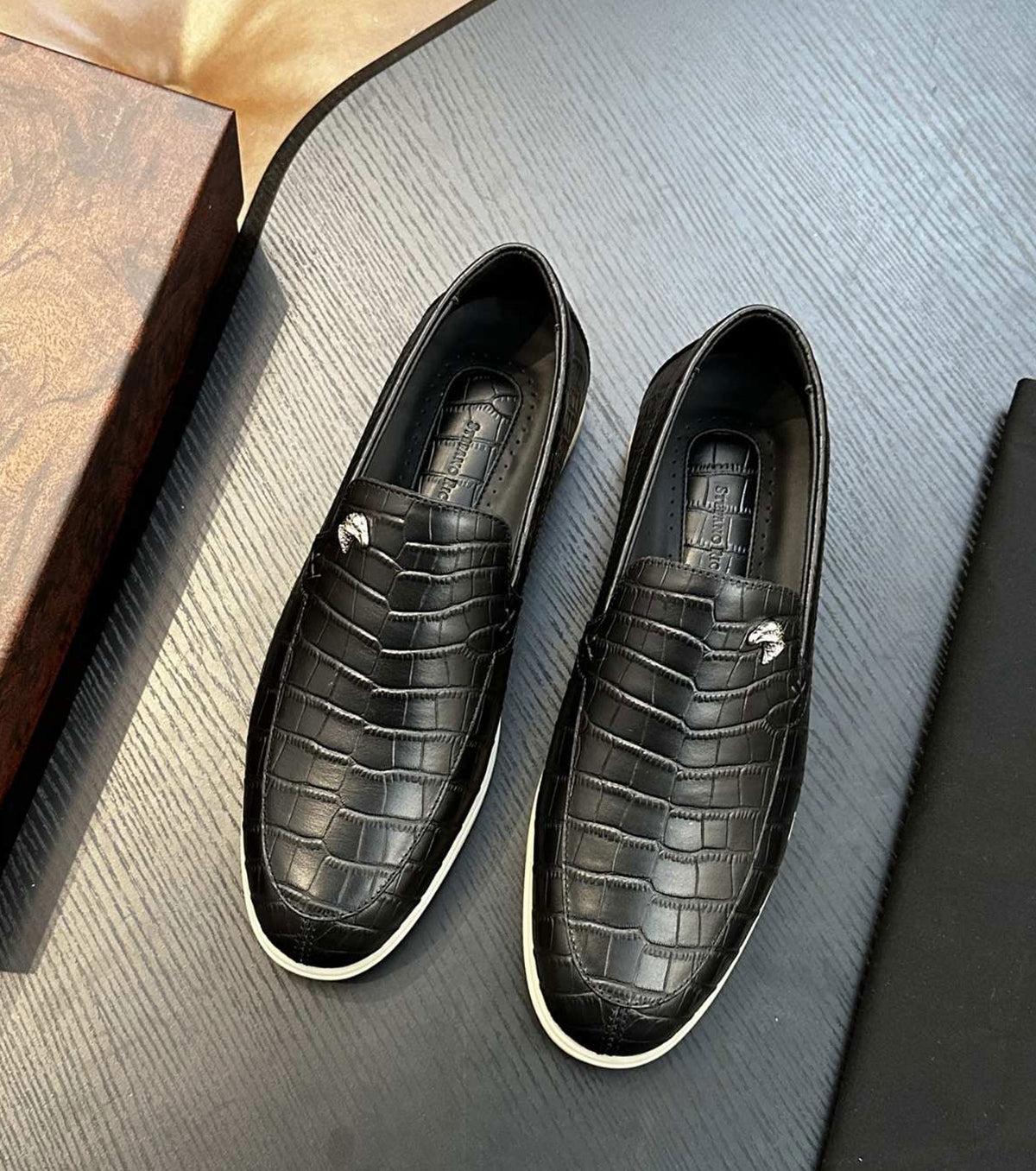 Кожени мокасини