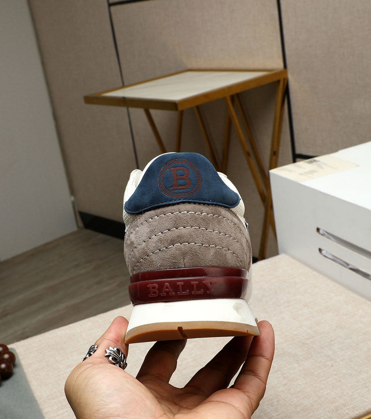 Leather sneaker