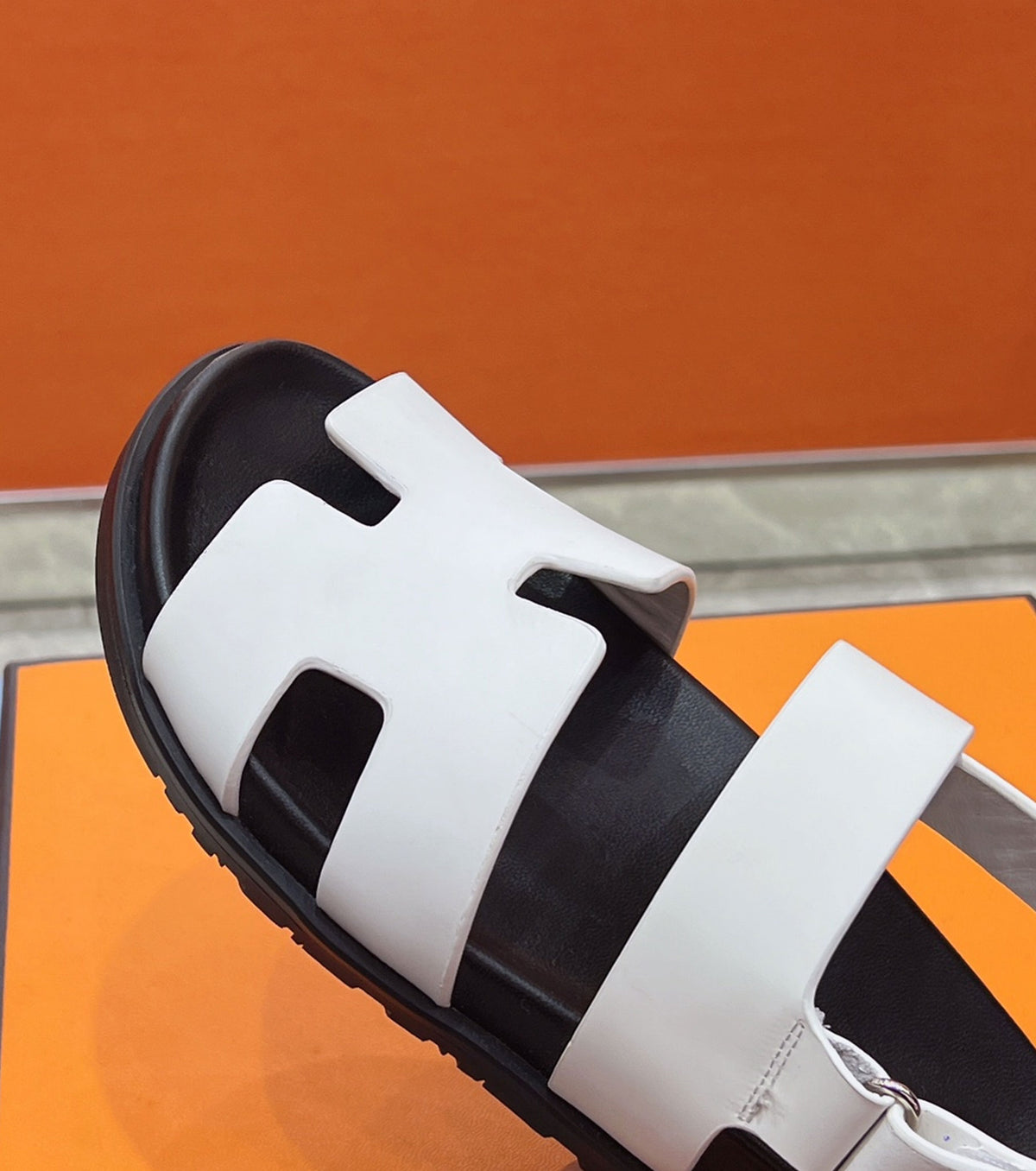 Genius sandal