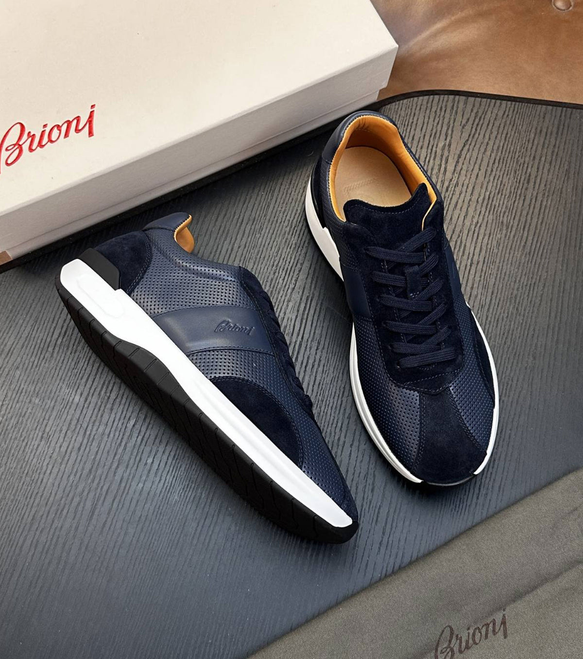 Leather sneaker