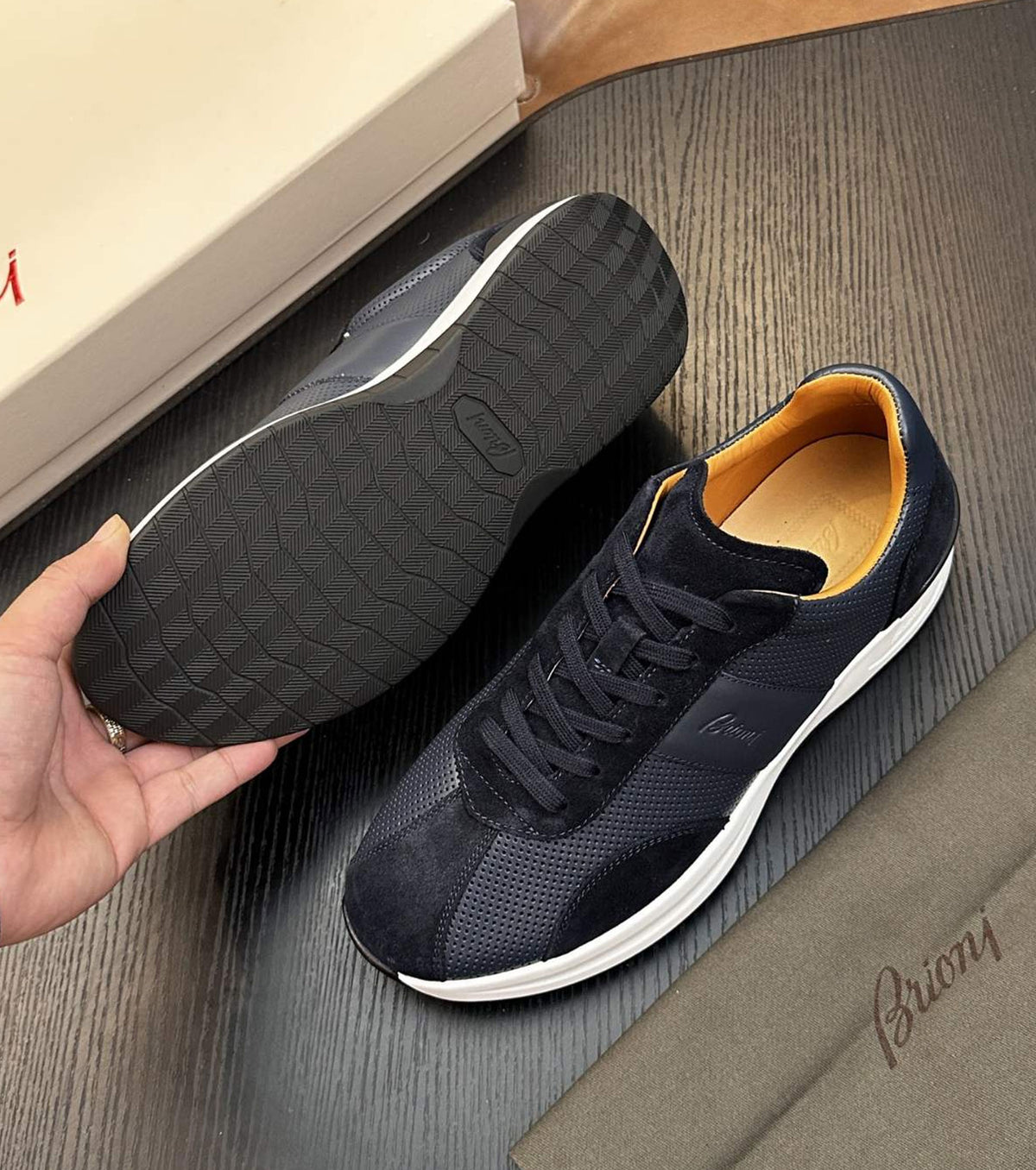 Leather sneaker