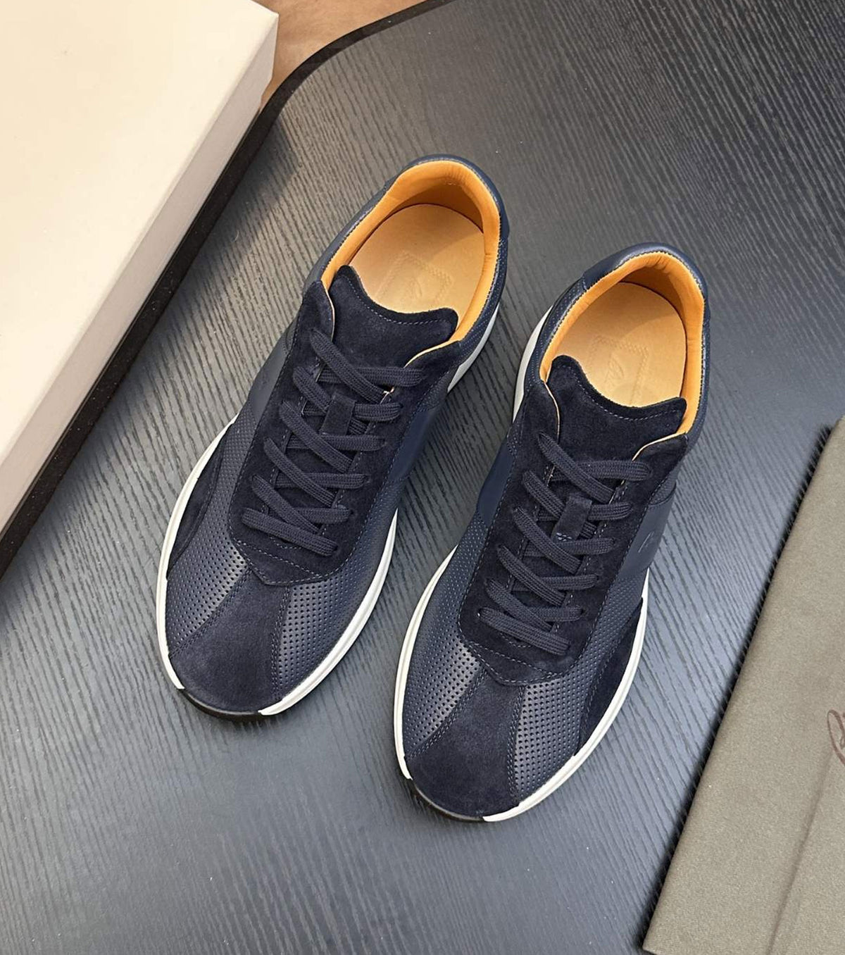 Leather sneaker