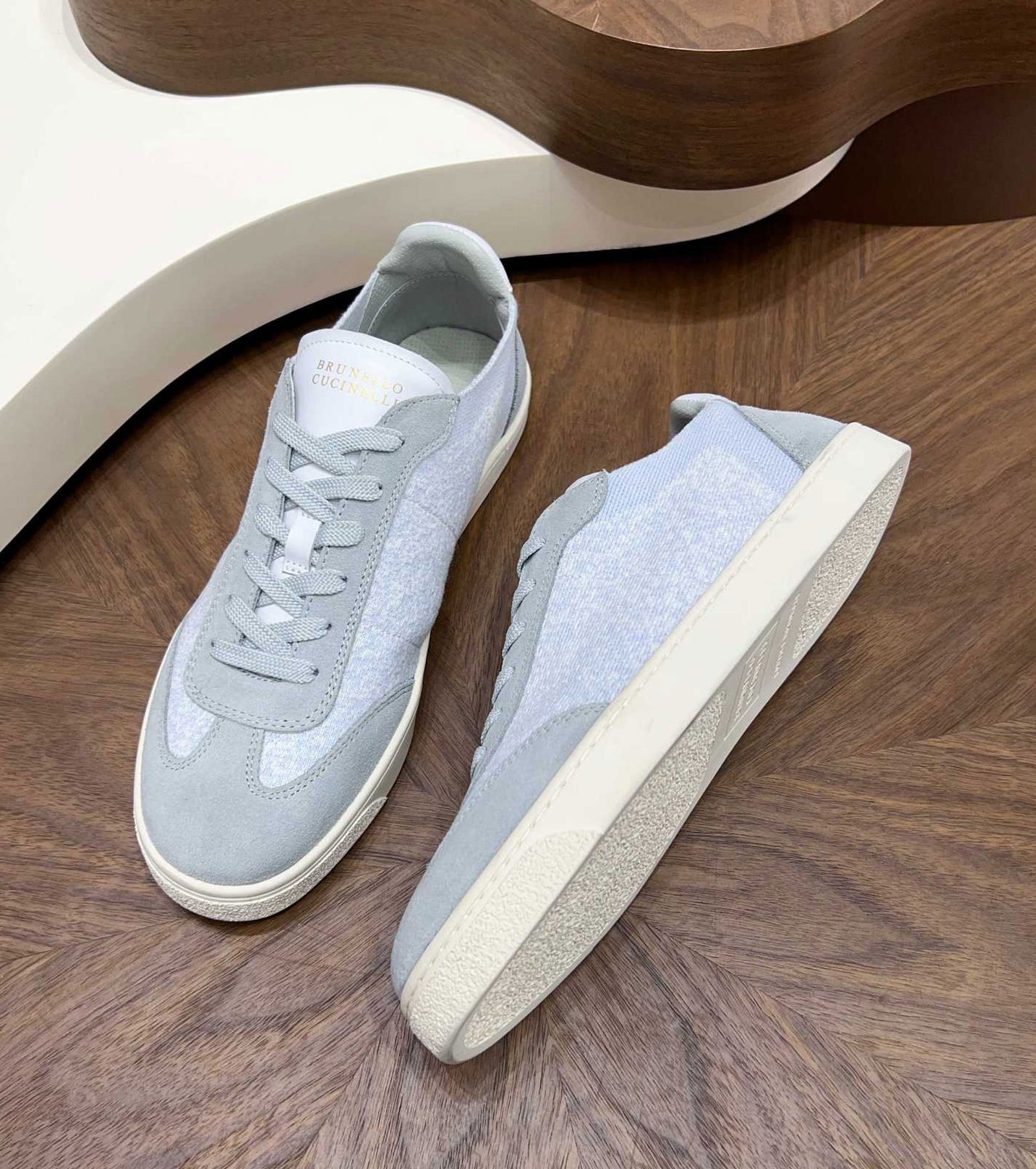 Low top sneakers