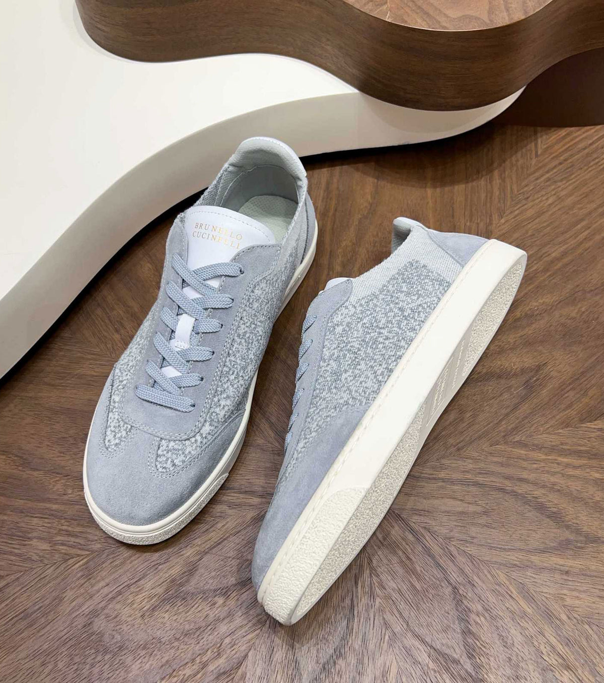 Low top sneakers