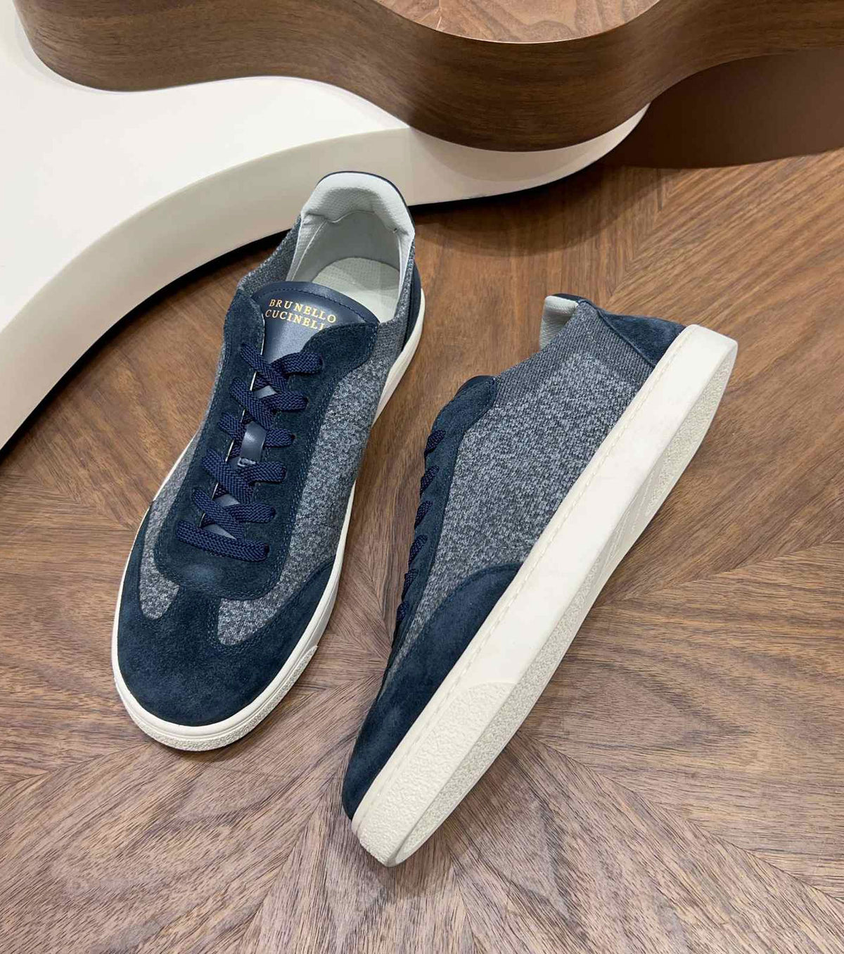 Low top sneakers