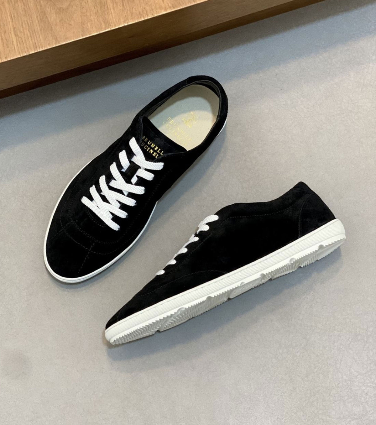 Low top sneakers