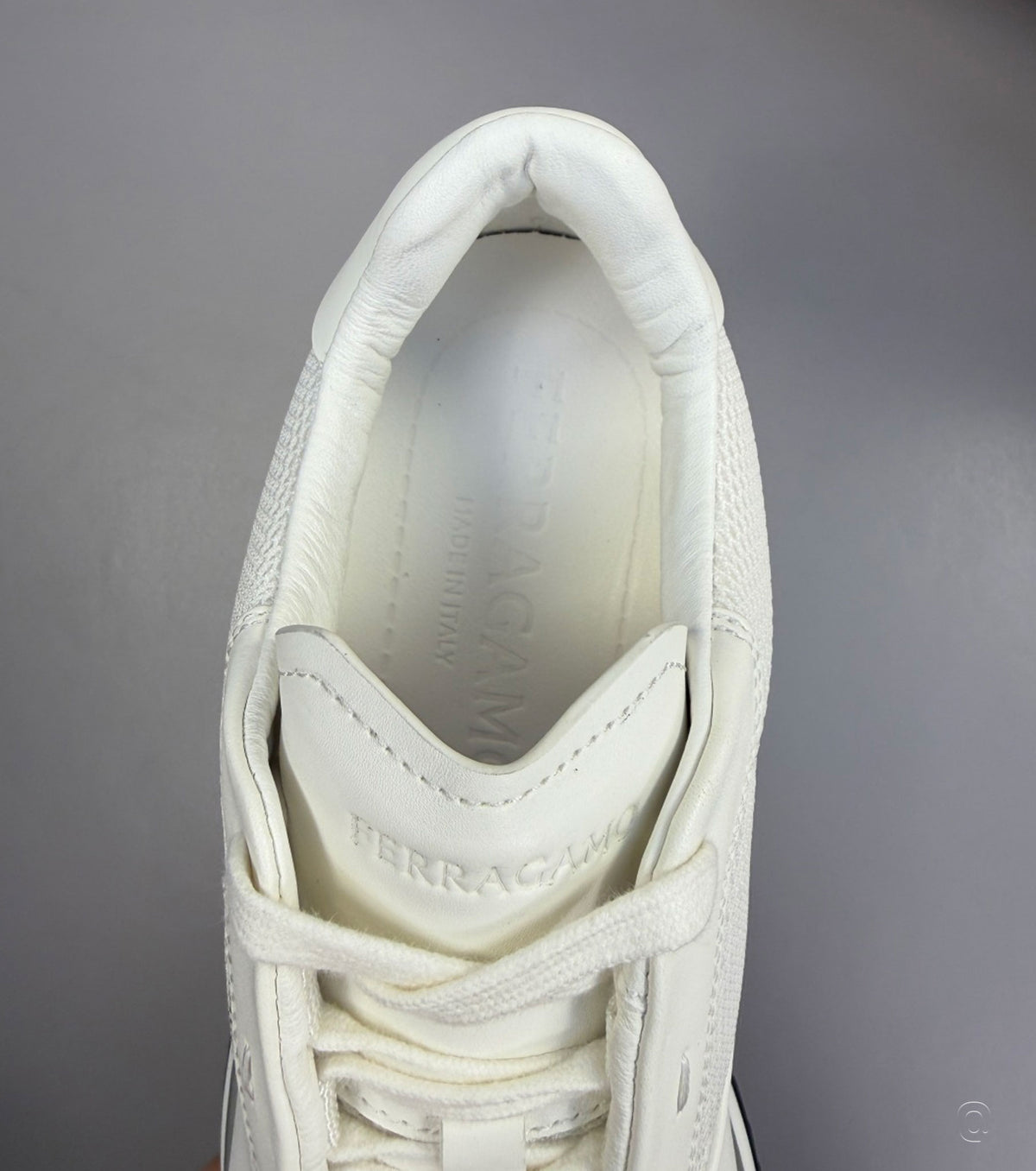Low cut sneaker