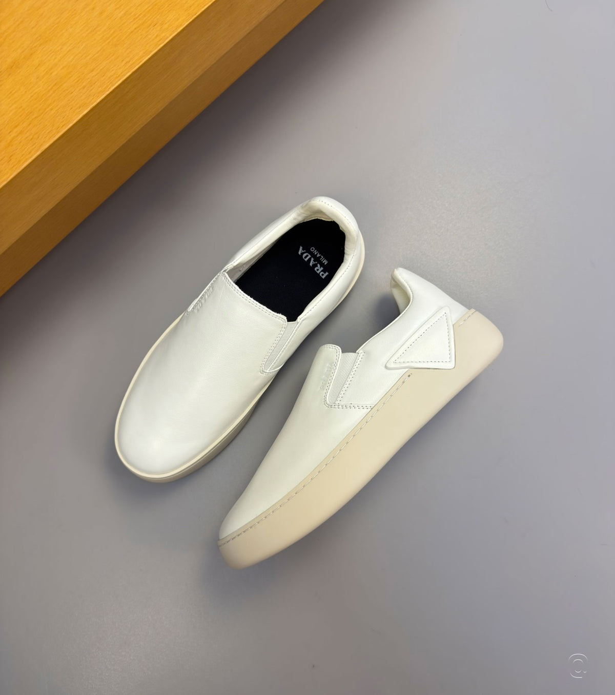 Leather sneaker