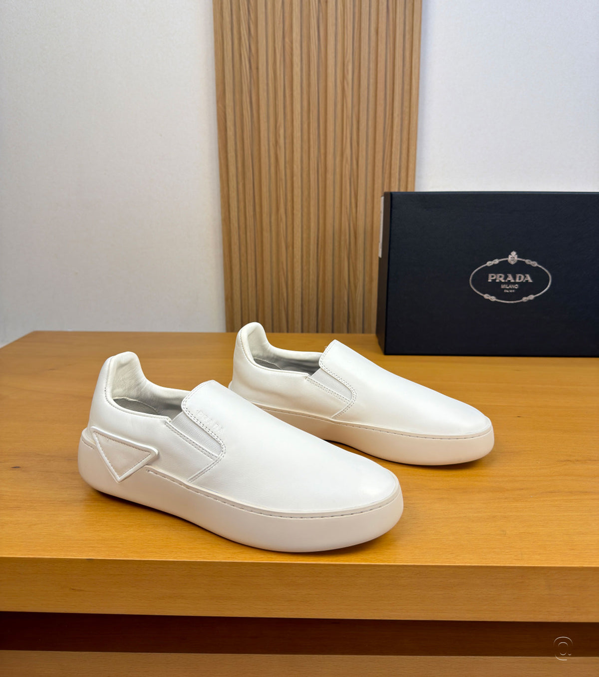 Leather sneaker