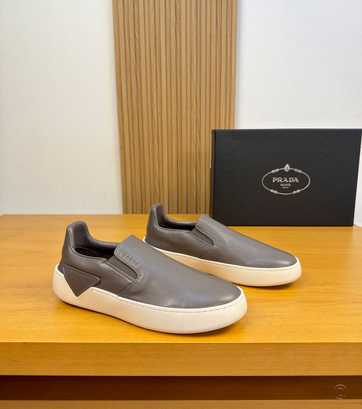 Leather sneaker