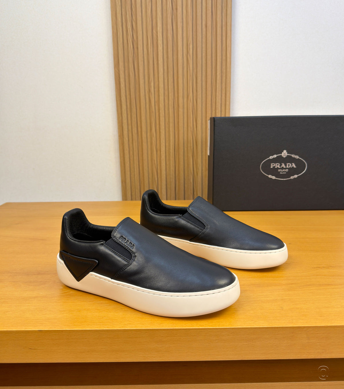 Leather sneaker