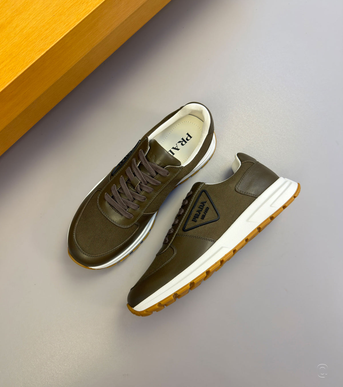 Leather sneaker