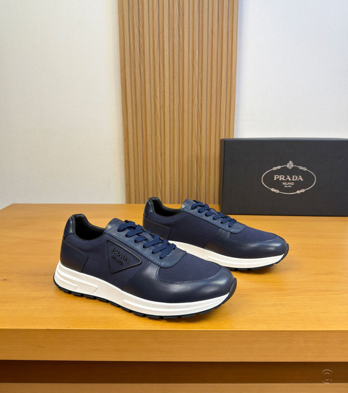 Leather sneaker