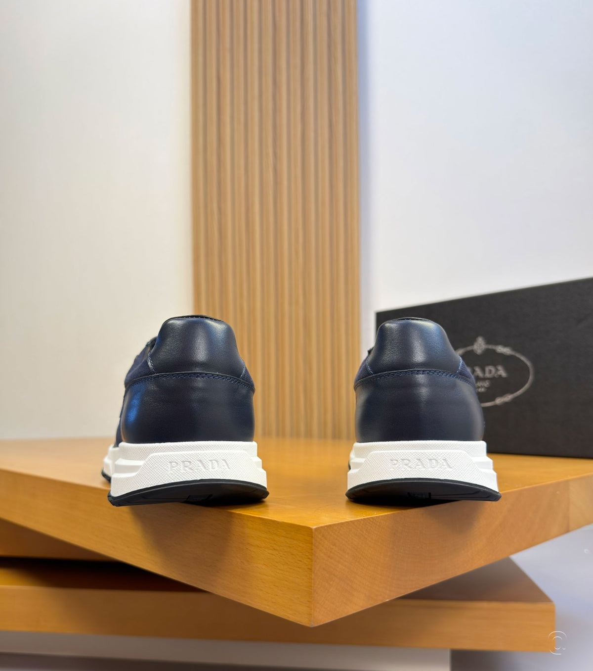 Leather sneaker