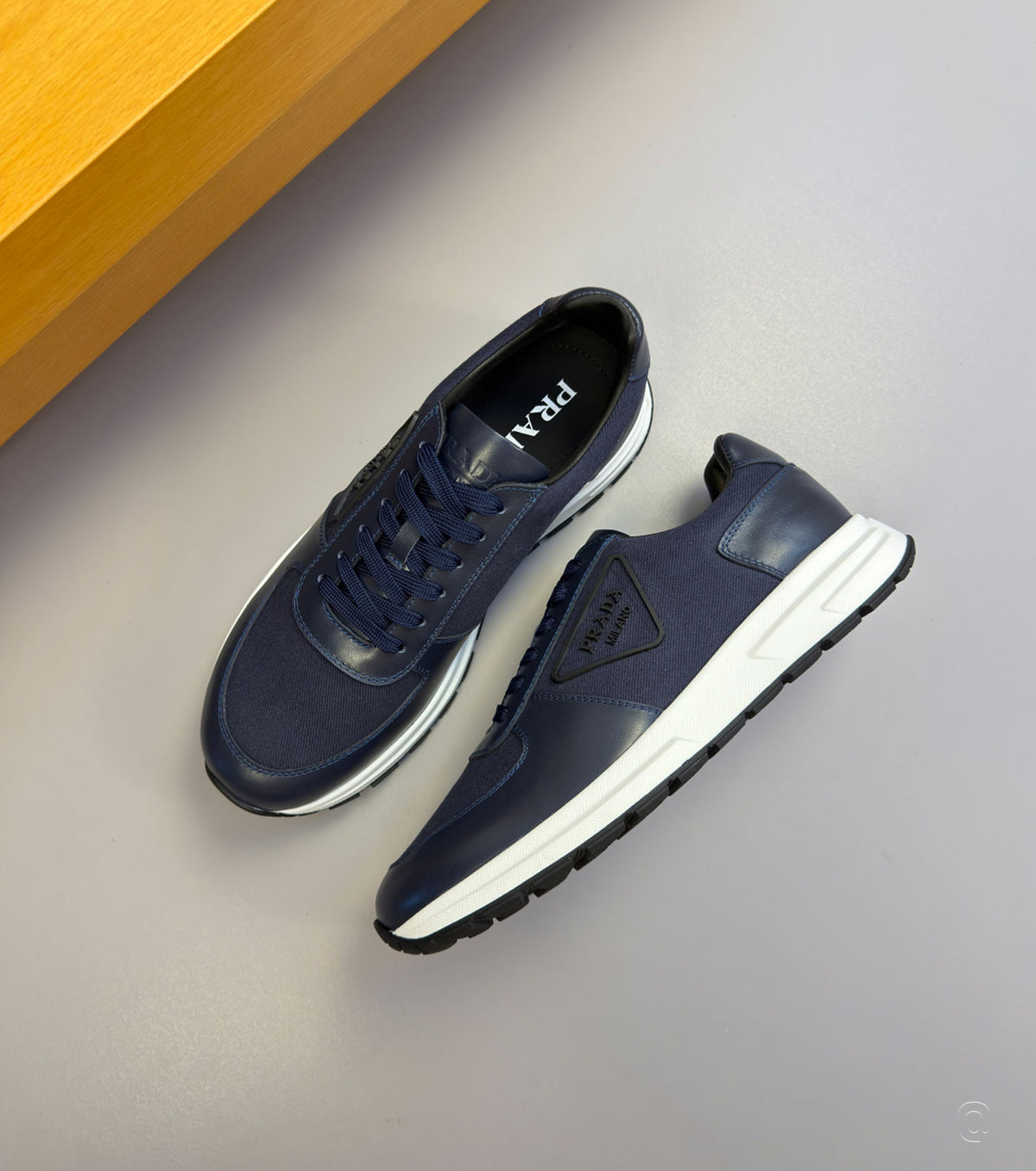 Leather sneaker