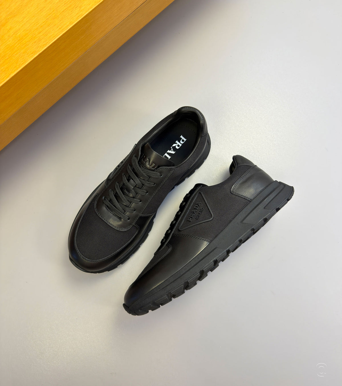 Leather sneaker