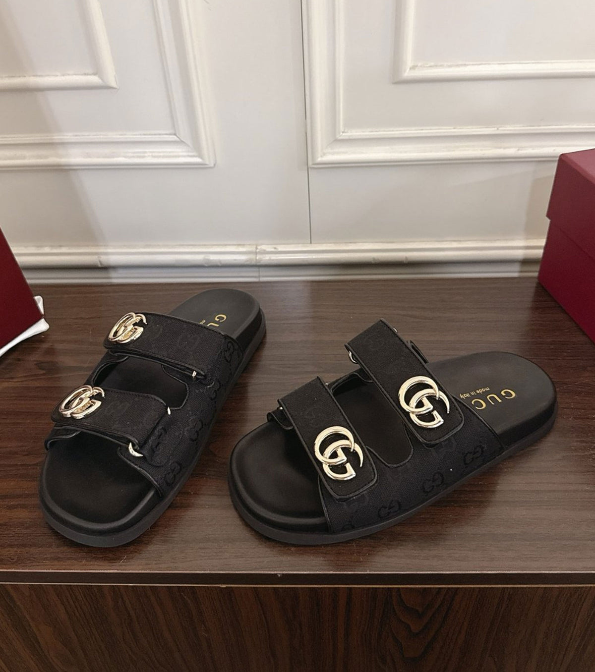 Sandal with double G