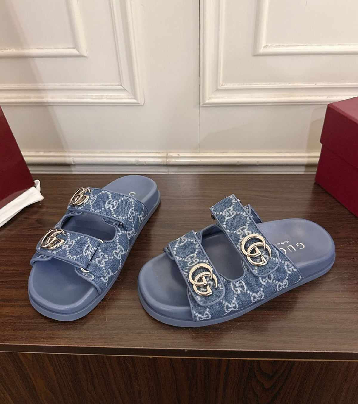 Sandal with double G