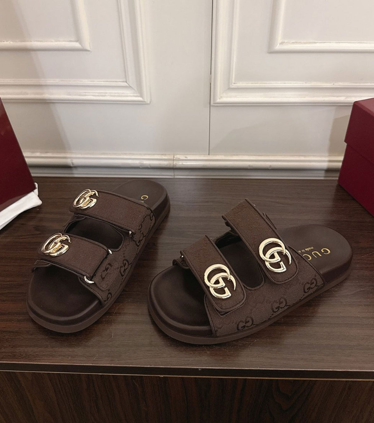 Sandal with double G