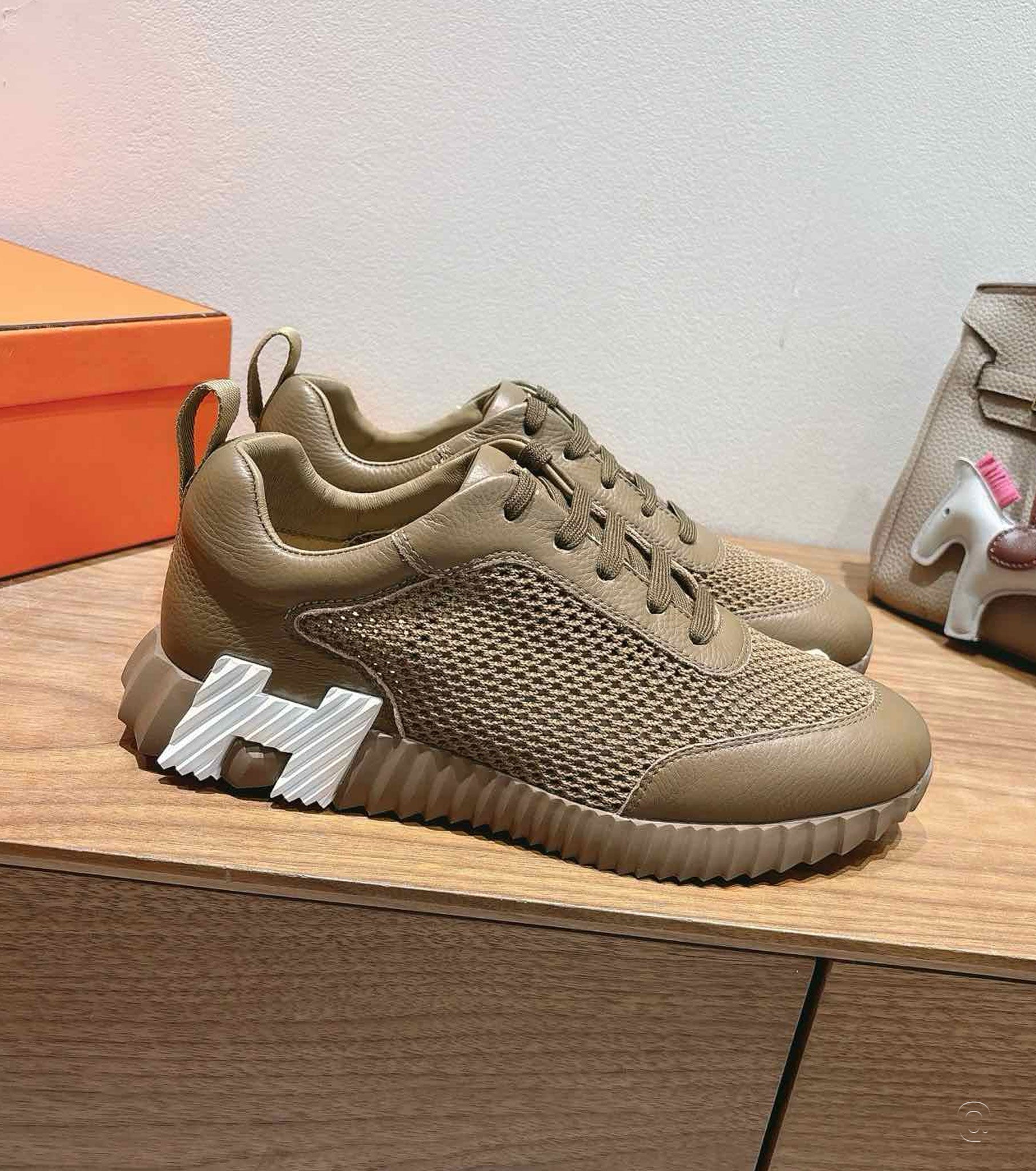 Bouncing sneaker