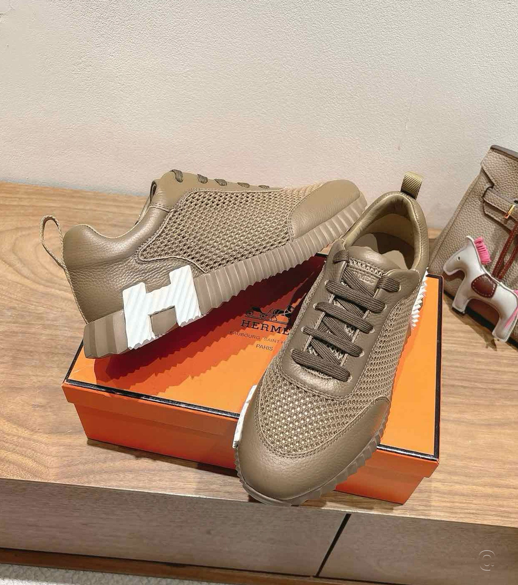 Bouncing sneaker