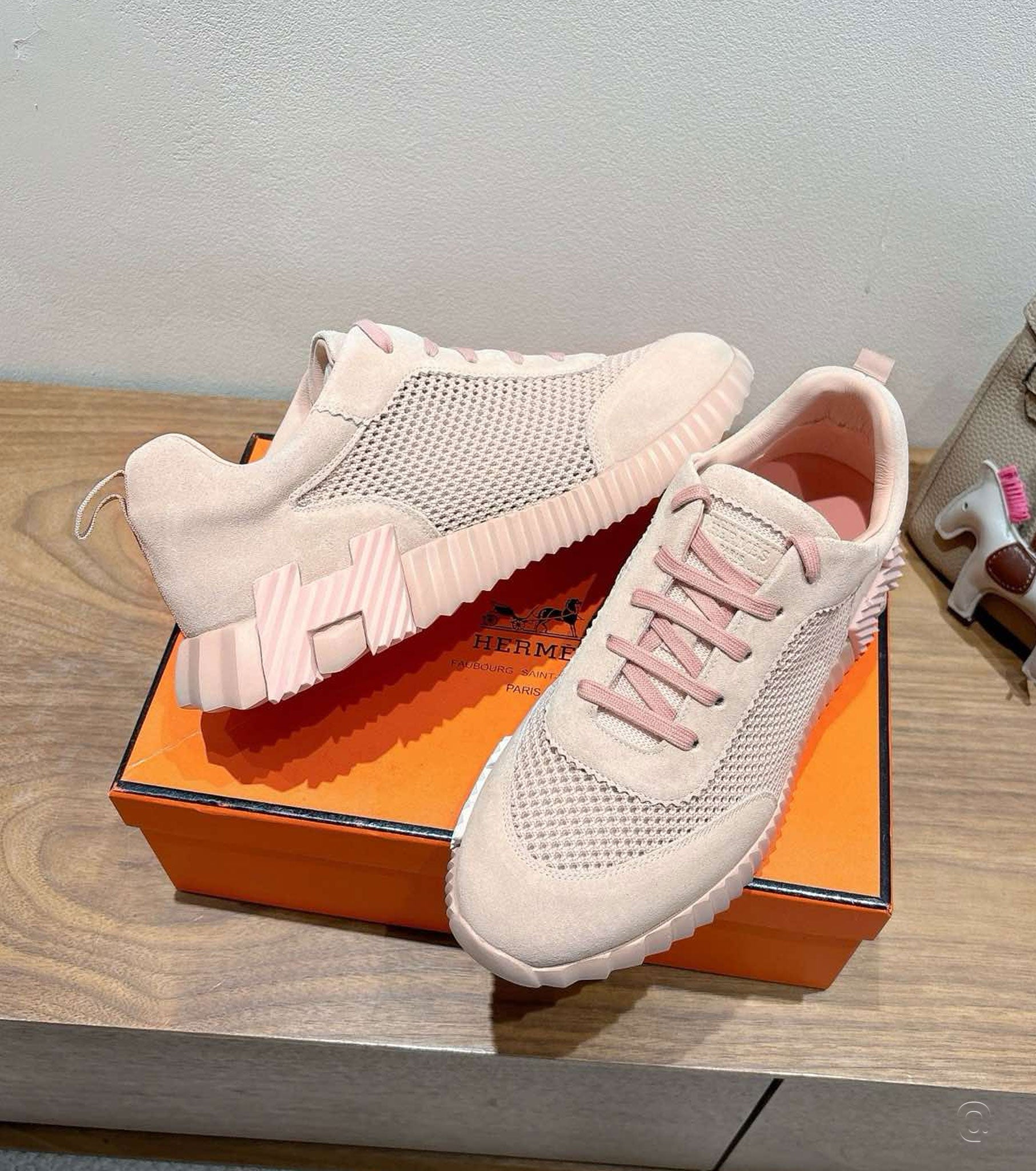 Bouncing sneaker