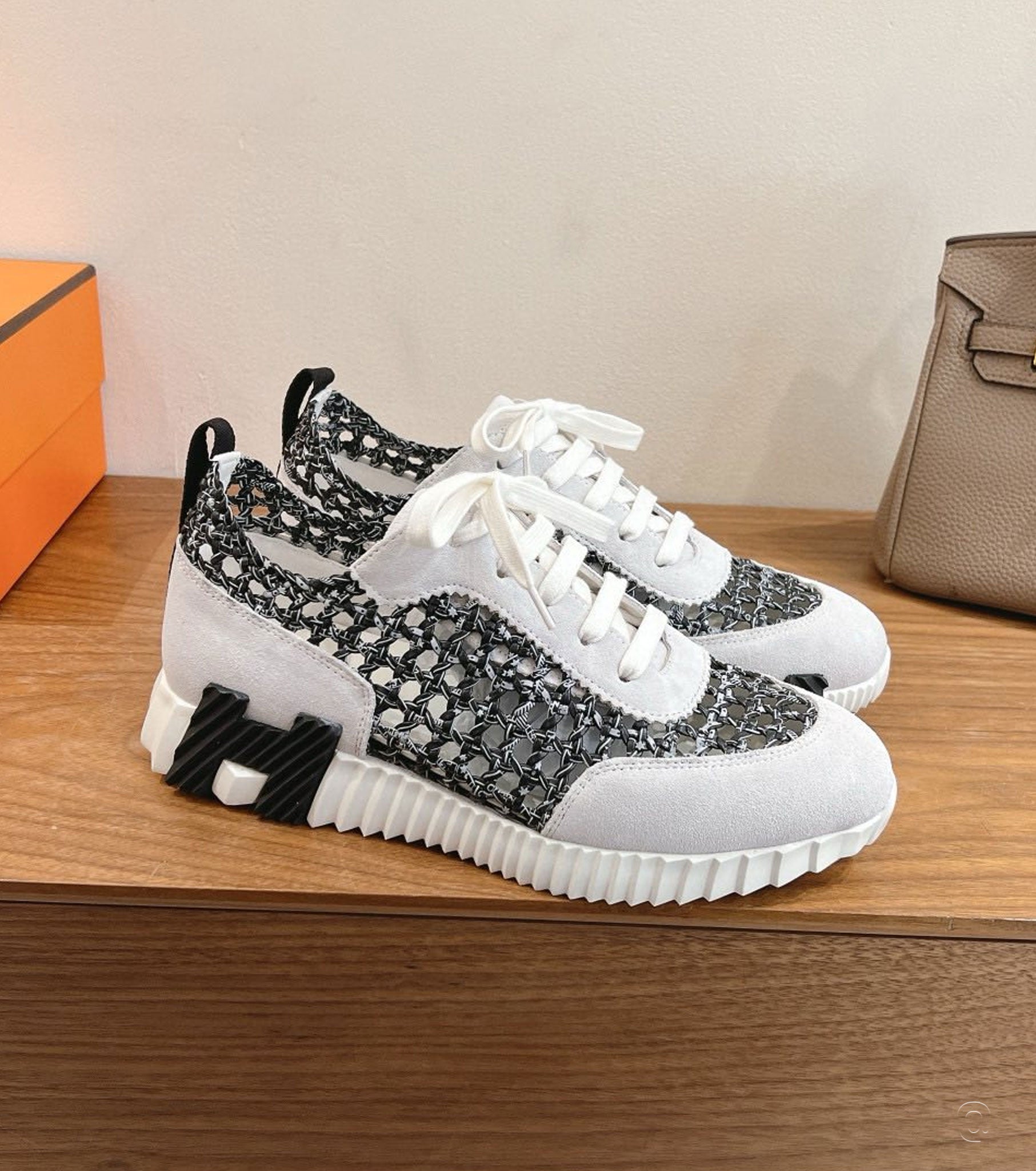 Bouncing sneaker