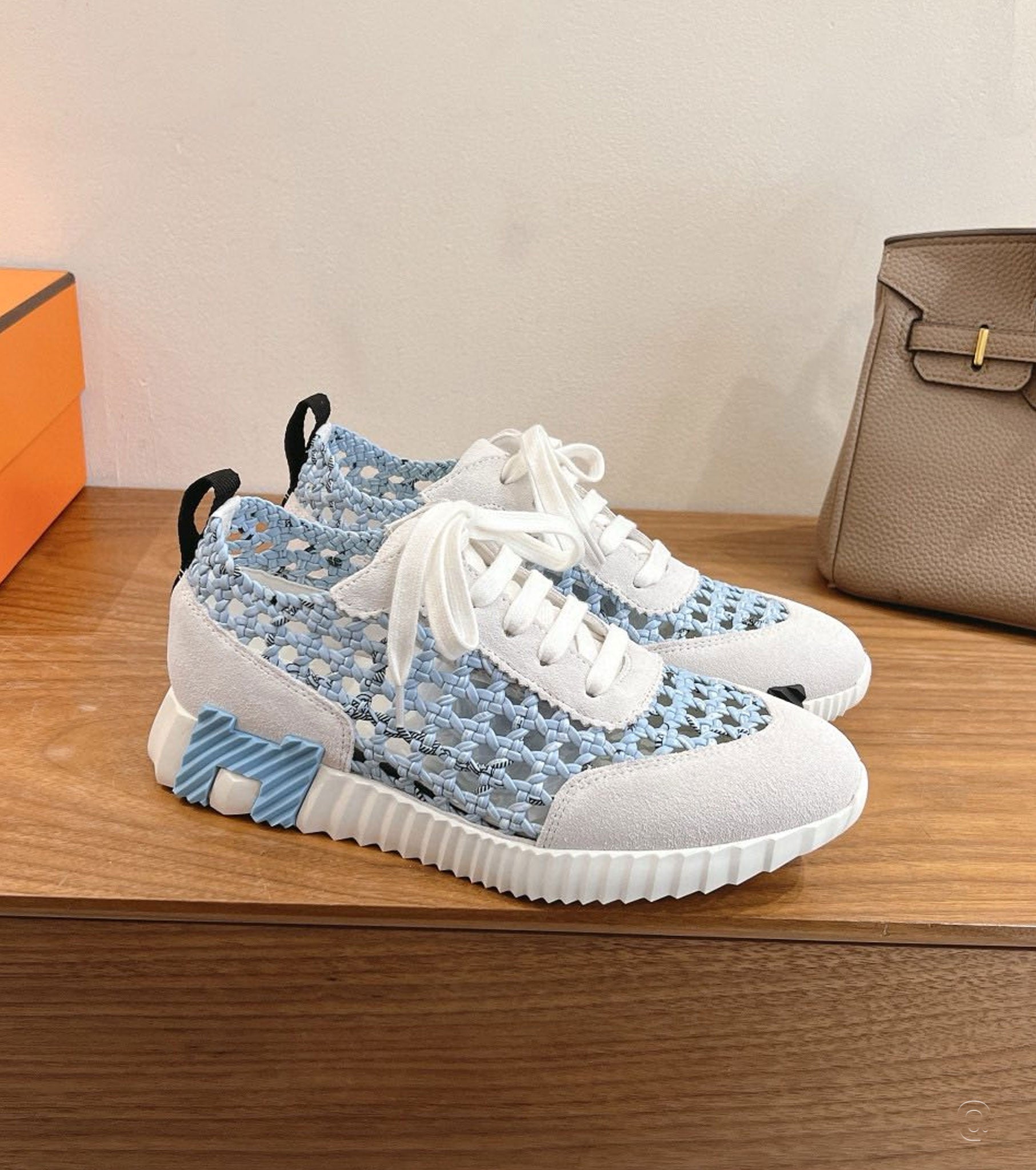 Bouncing sneaker